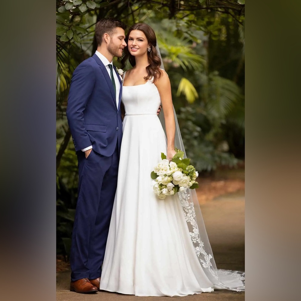 MINIMALIST A-LINE WEDDING DRESS WITH SQUARE NECKLINE